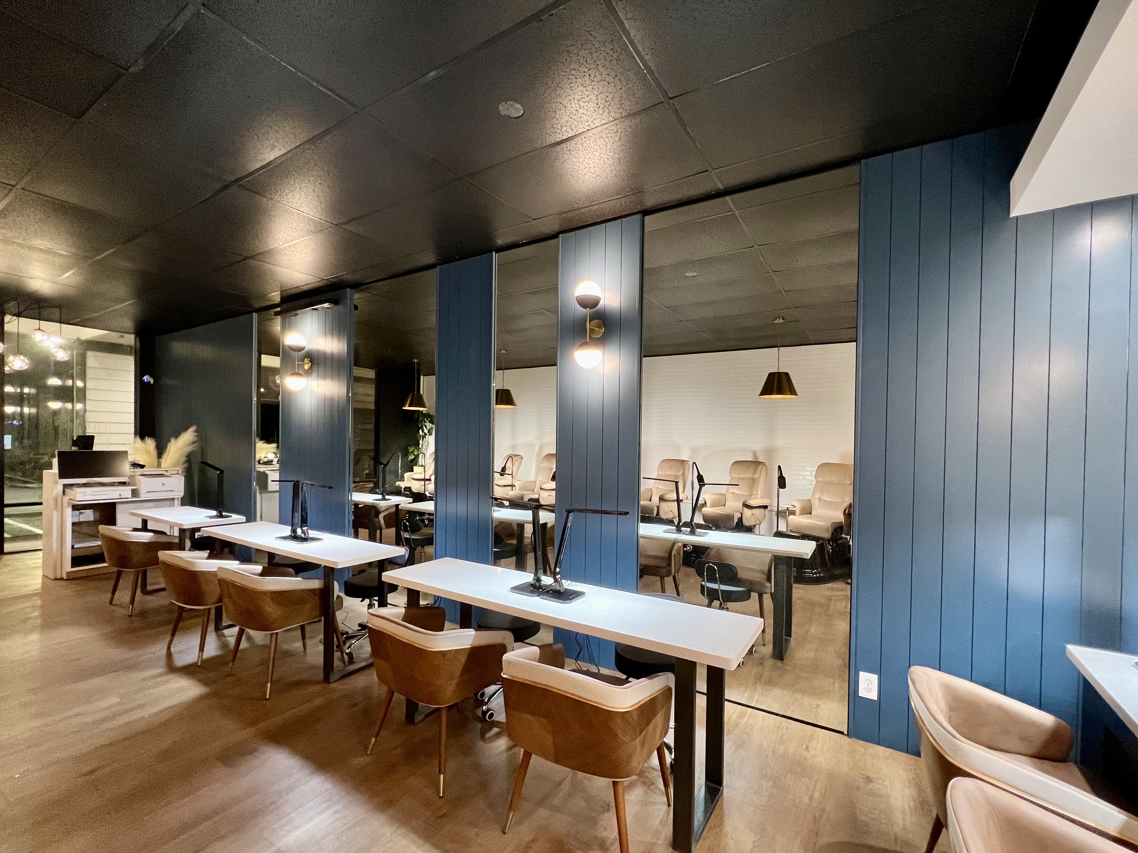 Bright and modern Kitchen Nail Bar Mountain View salon